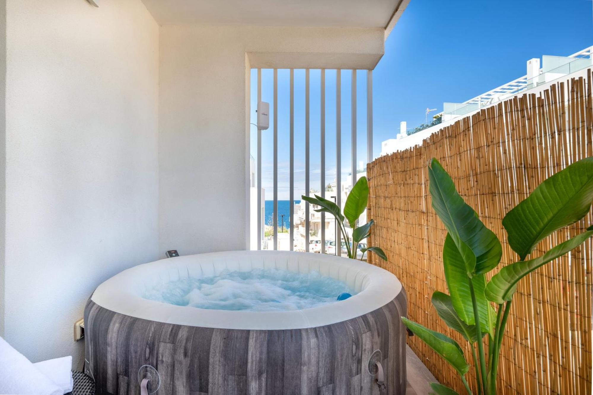 Exclusive Deluxe Apt Up To 6 People & Heated Tub โปลีญาโนอามาเร ภายนอก รูปภาพ