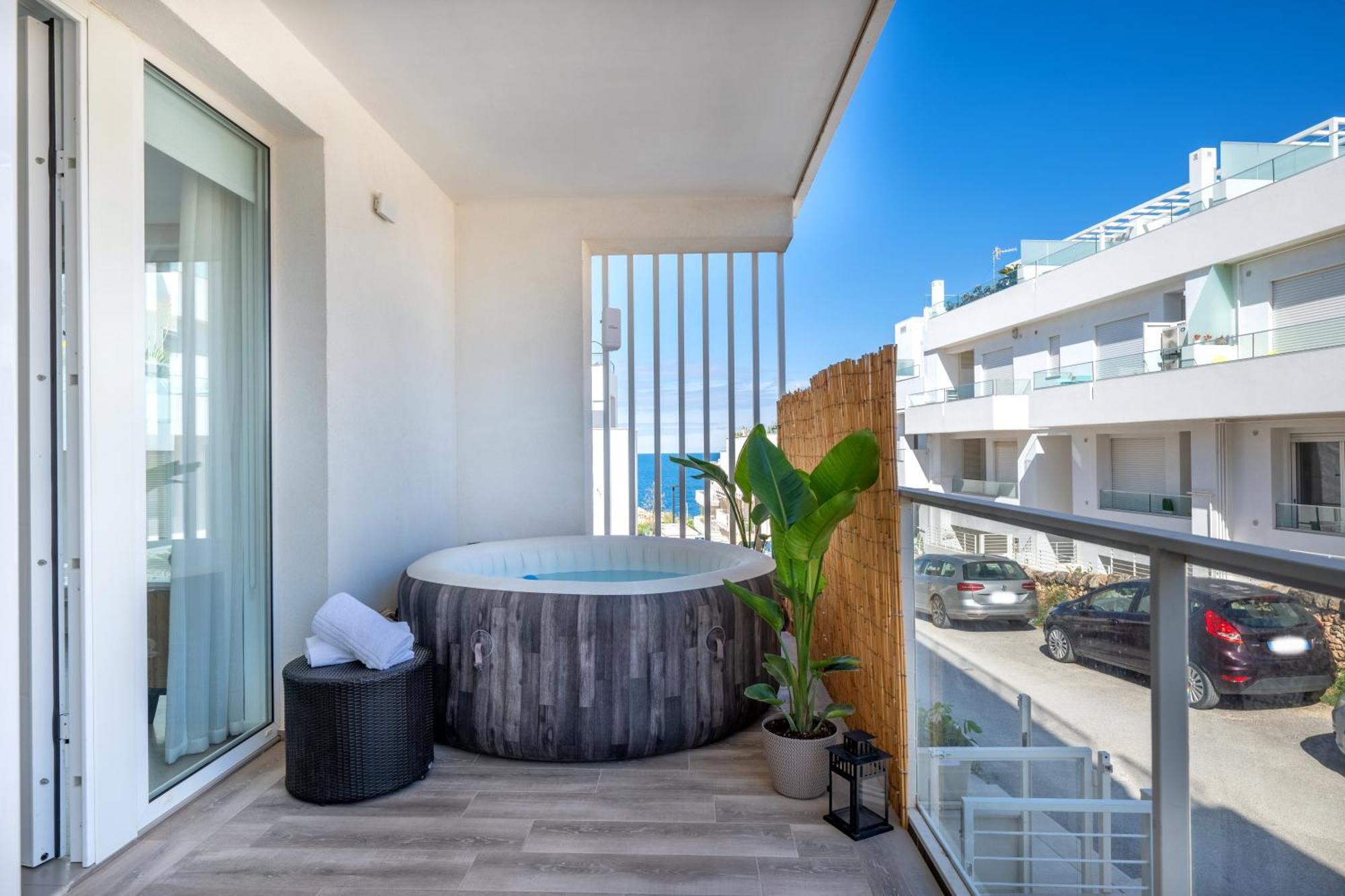 Exclusive Deluxe Apt Up To 6 People & Heated Tub โปลีญาโนอามาเร ภายนอก รูปภาพ